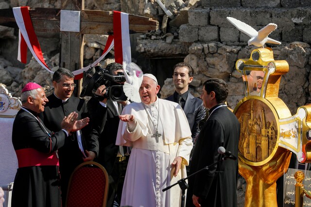 Papa Francis ubwo yasuraga Iraq yarekuye inuma y'umweru ahari urusengero rwangijwe 