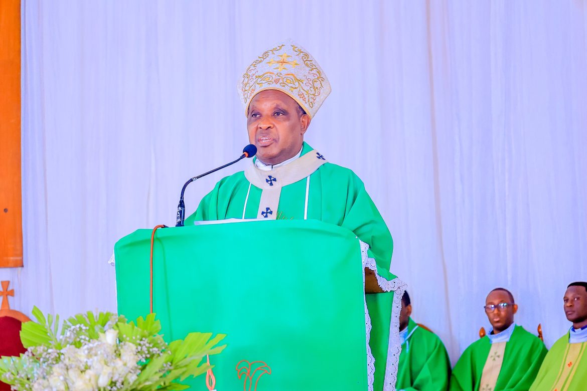 Turazirikana kandi tugasabira Abajene bagorwa no kubona akazi bagasabwa gucumura – Karidinali A. Kambanda