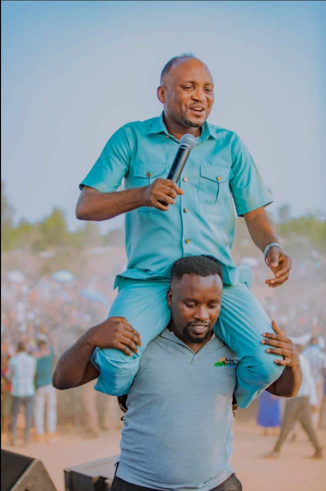Théo Bosebabireba ufashe inzira ijya I Burundi ati”Sincibwa intege n’imigambi ya satani kuko iyampamagaye irusha byose imbaraga”.